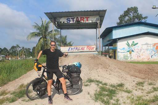 BELAHAN TAMPOK EXTREME PARK